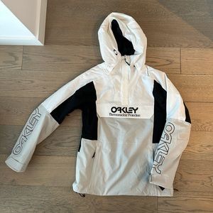 Never been worn Oakley pullover snow jacket